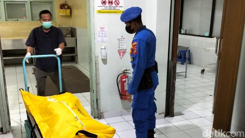 Mayat perempuan tanpa identitas yang ditemukan di Pantai Kuta dievakuasi ke RS.