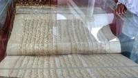 Al-Quran ini ditulis di atas kulit unta berukuran besar dengan panjang 1,75 meter, lebar 1,15 meter dan berat 40 kg.  