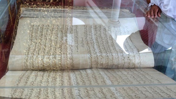 Seorang jamaah melihat Al Quran peninggalan pemerintahan Paku Buwono X yang dipajang di Masjid Fatimah Solo, Jawa Tengah, Rabu (20/3/2024). Al Quran yang ditulis di atas kulit unta tersebut berukuran besar dengan panjang 1,75 meter, lebar 1,15 meter dan berat 40kg sekaligus menjadi ikon Masjid Raya Fatimah Solo dan daya tarik bagi jamaah. ANTARAFOTO/Maulana Surya/nym.