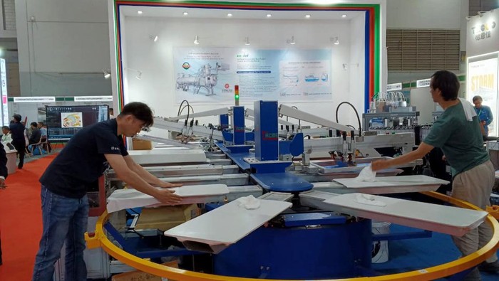Mengintip Pameran Teknologi Industri Tekstil Pameran tekstil dan garmen terbesar dan terlengkap di Indonesia, Indo Intertex resmi dibuka. Beragam teknologi mutakhir tersaji disini.