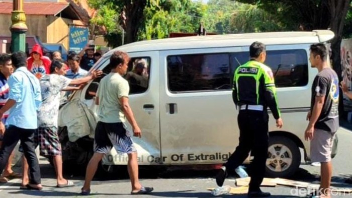 Mobil minibus terguling dievakuasi di Jalan Andalas, Sidowayah, Klaten, Rabu (20/3/2024).