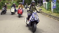 Perjalanan yang dilalui Ariel Noah cukup beragam, mulai dari jalanan rata, bergelombang, hingga menanjak dan menurun. Meski demikian, dia yang sudah terbiasa touring bisa menaklukan medan dengan mudah. Foto: Doc. Ariel Noah.