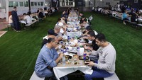 Saat momen buka puasa, mereka akan makan bersama di sebuah halaman yang dilengkapi meja dan kursi.  