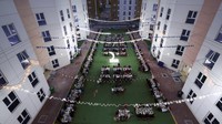 Pengungsi Palestina dari Gaza berbagi buka puasa selama bulan suci Ramadan di Emirates Humanitarian City, di Abu Dhabi, Uni Emirat Arab, Selasa (19/3/2024).  