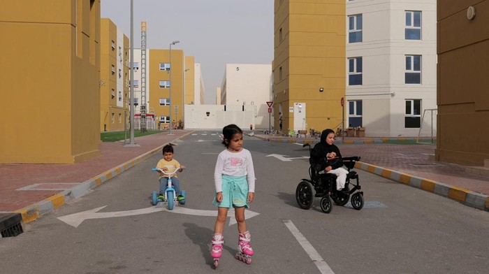 Momen Pengungsi Gaza Rayakan Ramadan di Emirates Humanitarian City Palestinian child Tuqa Ossama Ibrahim, 12, from northern Gaza, who lost her legs to an Israeli airstrike, sits in a wheelchair while other Palestinian children play during the Muslim holy month of Ramadan, at Emirates Humanitarian City in Abu Dhabi, United Arab Emirates, March 19, 2024. REUTERS/Amr Alfiky TPX IMAGES OF THE DAY