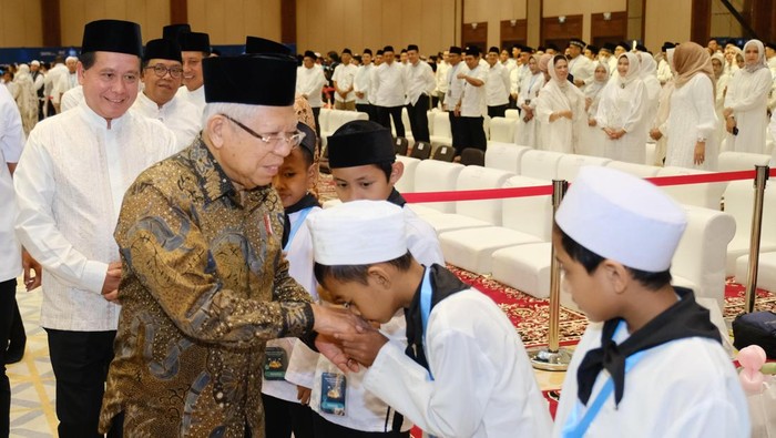 Wakil Presiden (Wapres) K.H. Ma’ruf Amin (kiri kedua) saat menyalami anak yatim didampingi Direktur Utama BSI Hery Gunardi (kiri pertama) pada acara Santunan 3.333 Anak Yatim yang diselenggarakan oleh Bank Syariah Indonesia di Assembly Hall Jakarta Convention Center, Jakarta, Selasa (19/03).