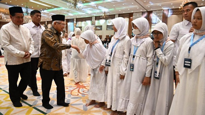 Momen Wapres Berikan Santunan bagi 3.333 Anak Yatim Wakil Presiden (Wapres) K.H. Maβruf Amin (kiri kedua) saat menyalami anak yatim didampingi Direktur Utama BSI Hery Gunardi (kiri pertama) pada acara Santunan 3.333 Anak Yatim yang diselenggarakan oleh Bank Syariah Indonesia di Assembly Hall Jakarta Convention Center, Jakarta, Selasa (19/03).