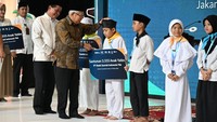 Wapres Ma’ruf Amin (kiri kedua) saat menyalami anak yatim didampingi Direktur Utama BSI Hery Gunardi (kiri pertama) memberikan santunan secara simbolis. 