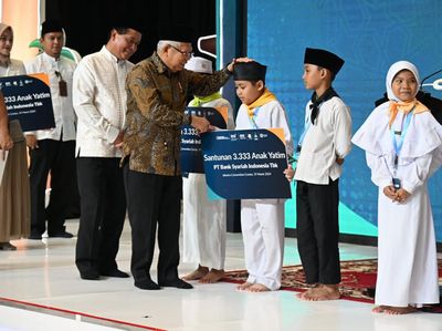 Momen Wapres Maruf Amin Berikan Santunan bagi 3.333 Anak Yatim