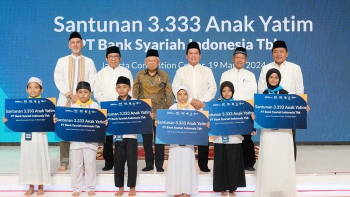 Wakil Presiden (Wapres) K.H. Ma’ruf Amin (kiri kedua) saat menyalami anak yatim didampingi Direktur Utama BSI Hery Gunardi (kiri pertama) pada acara Santunan 3.333 Anak Yatim yang diselenggarakan oleh Bank Syariah Indonesia di Assembly Hall Jakarta Convention Center, Jakarta, Selasa (19/03).