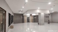 Sebagian musala memiliki area terpisah antara jemaah perempuan dan laki-laki, tetapi di LG West Mall musalanya menempati satu area. Jemaah laki-laki dan perempuan dipisahkan dengan papan pembatas. Foto: Lusiana Mustinda/detikcom