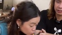 Di Jogjakarta misalnya, wanita kelahiran 1986 itu sempat mampir ke warung Mie Sapi Banterng yang terkenal. Seporsinya terdiri dari mie dengan kuah merah pedas, dan topping daging. Foto: Instagram @oliviasumargo