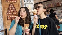 Selain mie sapi pedas, istri Densu itu juga sempat mampir ke Tempo Gelato untuk mencicipi gelato terkenal di Jogja. Ia pun memilih makan gelato ini di cup.  Foto: Instagram @oliviasumargo