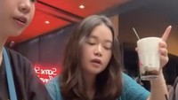 Wanita yang menghabiskan masa kecil di Australia ini sempat diajak Youtuber Bella Tanesia cicip kopi favoritnya di Jogja. Ci Oliv pun merasa kopinya enak, meleleh seperti es krim. Foto: Instagram @oliviasumargo