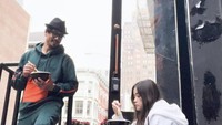 Tidak hanya di Jogja, alumni Monash University itu juga sempat kulineran di New York. Ini momemnya ketika Olivia diajak suaminya makan makanan Jepang di pinggir jalan New York. Foto: Instagram @oliviasumargo