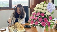 Ketika ulang tahun, Olivia Allan banyak mendapat kue ulang tahun. Kali ini ia dapat kue dari sebuah brand. Ada dua kue ulang tahun berbentuk kotak, warna cokelat dan putih. Foto: Instagram @oliviasumargo