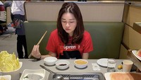 Komisaris dari PT CMNP milik Jusuf Hamka ini juga pernah menunjukkan momen ketika makan di restoran Hai Di Lao. Banyak makanan yang tersedia di meja, sampai membuatnya bingung mulai dari mana. Foto: Instagram @oliviasumargo