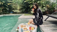 Olivia Allan juga sempat menikmati pagi harinya dengan floating breakfast di hotel. Makanan yang disiapkan mulai dari sosis, omelet, roti, cereal, sampai buah. Sayang sekali Oliv tidak ditemani Denny Sumargo. Foto: Instagram @oliviasumargo