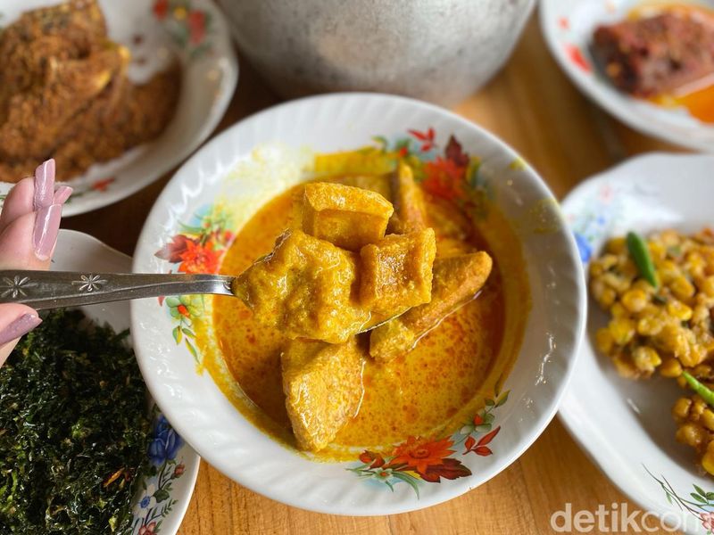 Omah Badok : Ada Liwetan Sedap di Resto Suasana Kampung yang Asri