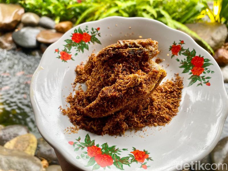 Omah Badok : Ada Liwetan Sedap di Resto Suasana Kampung yang Asri
