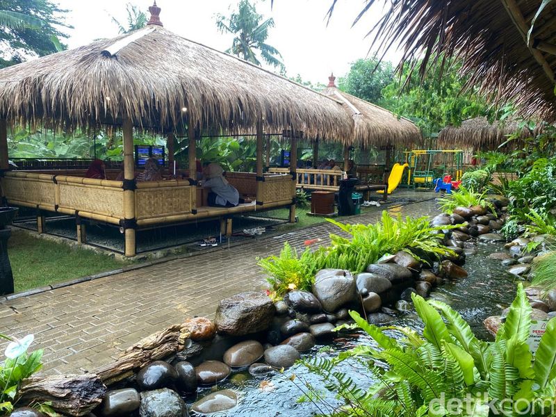 Omah Badok : Ada Liwetan Sedap di Resto Suasana Kampung yang Asri