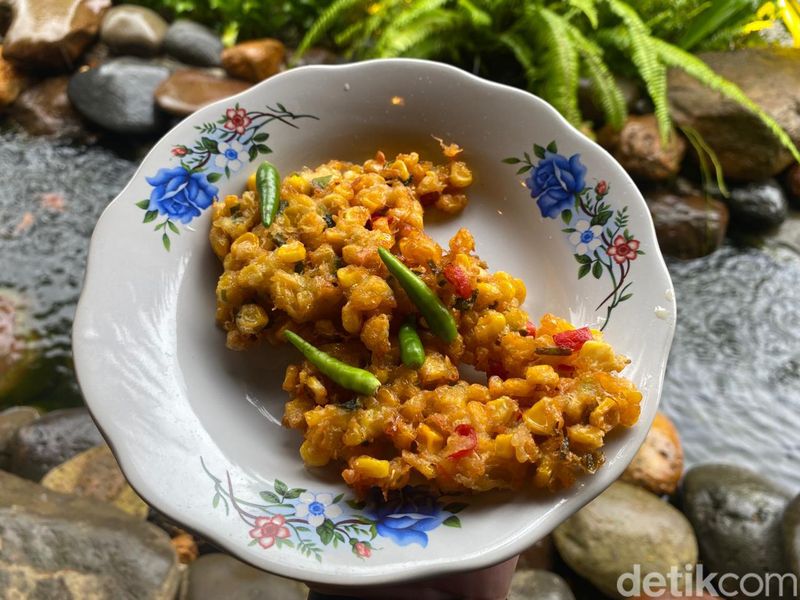 Omah Badok : Ada Liwetan Sedap di Resto Suasana Kampung yang Asri