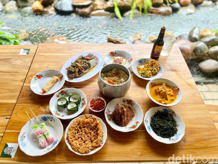 Omah Badok : Ada Liwetan Sedap di Resto Suasana Kampung yang Asri