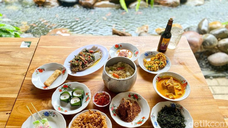 Adem Banget! 7 Restoran Keluarga di Jakarta Ini Dikelilingi Pohon dan Saung