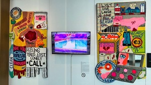 Seniman Asha Murray juga tampilin kolase wol dengan rumbai-rumbai yang bentuknya kayak karpet. Yang ini keren banget kan! Foto: Courtesy of ISA Art and Gallery Jakarta