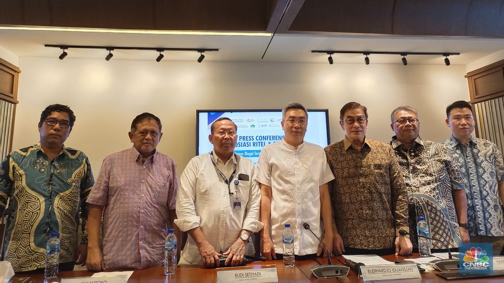Para Ketua Pengusaha Ritel Modern dan Mal dalam Konferensi Pers Gabungan Asosiasi Ritel dan Ekosistem di Gedung Sarinah, Jakarta, Selasa (19/3/2024). (CNBC Indonesia/Martyasari Rizky)
