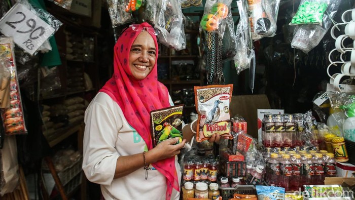 Sri Wati (58) pedagang pakan burung Pasar Pramuka