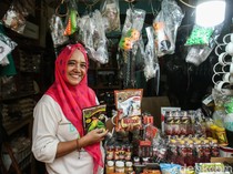Jual Pakan Burung di Pasar Pramuka, Sri Raup Jutaan Rupiah Sehari