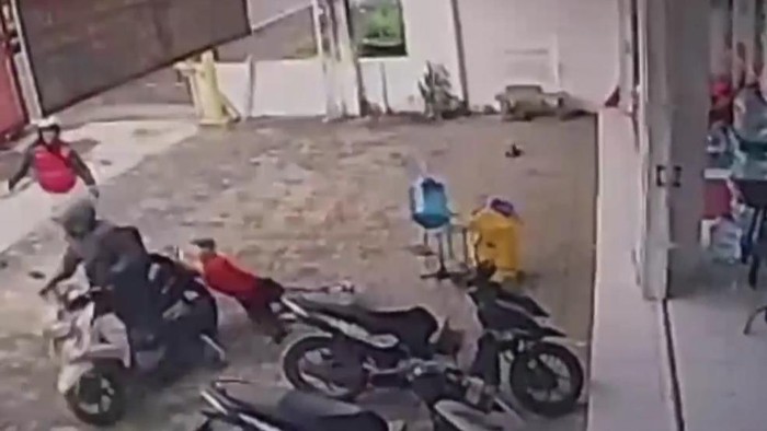 Pegawai mini market di Tasik saat berusaha menangkap perampok.