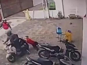 Aksi Pegawai Mini Market Kejar Perampok yang Gasak Uang Rp 67 Juta