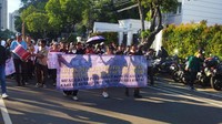 Mereka datang untuk memberikan dukungan terhadap KPU RI jelang penetapan hasil pemilu 2024. Sedikitnya terdapat 2000 massa gabungan dari pelajar dan mahasiswa.