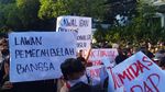 Pelajar dan Mahasiswa Dukung Penetapan Hasil Pemilu di Depan Kantor KPU RI
