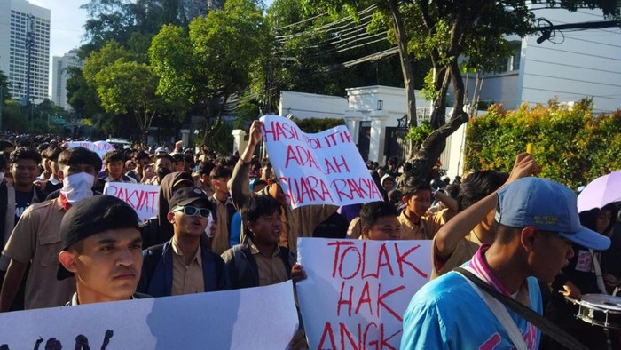 Pelajar dan Mahasiswa Dukung Penetapan Hasil Pemilu di Depan Kantor KPU RI Ratusan pelajar mendatangi Kantor KPU Jakarta, Rabu (20/3). Mereka dukung KPU jelang penetapan hasil pemilu 2024.