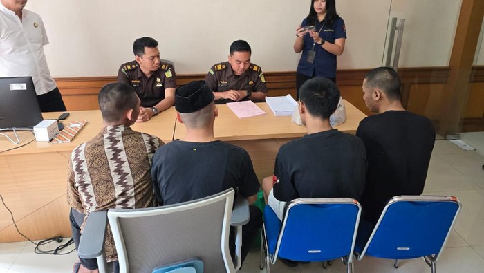 Empat tersangka pembunuh korban salah sasaran, Adhi Krismawan asal Buleleng di Kelurahan Sempidi, dilimpahkan polisi ke Kejari Badung, Rabu (20/3/2024). (Dok Kejari Badung)