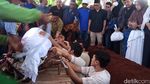 Donny Kesuma Dimakamkan, Tangis Eks Istri hingga 3 Anak Turun ke Liang Lahad