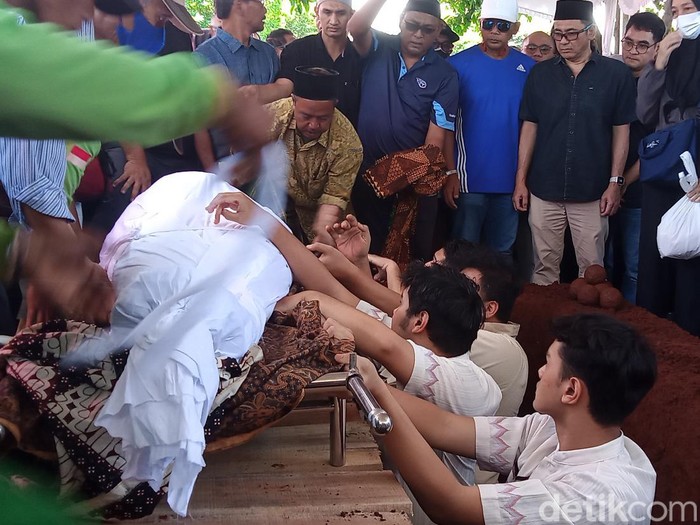 Pemakaman Donny Kesuma Pemakaman Donny Kesuma