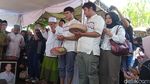 Donny Kesuma Dimakamkan, Tangis Eks Istri hingga 3 Anak Turun ke Liang Lahad