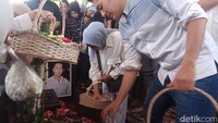 Anak kedua Donny Kesuma, Ghassaan dan Yuni Indriyati menaburkan bunga di atas pusara. Foto: Ahsan/detikHOT