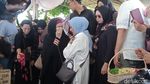 Donny Kesuma Dimakamkan, Tangis Eks Istri hingga 3 Anak Turun ke Liang Lahad