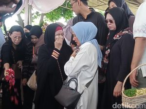 Suasana Haru Selimuti Pemakaman Donny Kesuma