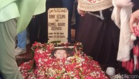 Jenazah Donny Kesuma dimakamkan di TPU Tanah Kusir, Kebayoran Lama, Jakarta Selatan, pada Rabu (20/3/2024). Foto: Ahsan/detikHOT