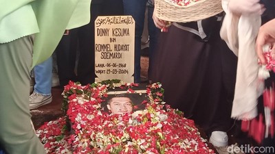 Donny Kesuma Dimakamkan, Tangis Eks Istri hingga 3 Anak Turun ke Liang Lahad