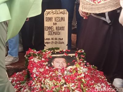 Donny Kesuma Dimakamkan, Tangis Eks Istri hingga 3 Anak Turun ke Liang Lahad