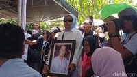 Suasana duka sangat terasa dan masih terdengar isak tangis kerabat dan sahabat yang mengiringi kepergian aktor dan juga atlet softball itu. Yuni Indriyati, mantan istri, terlihat membawa foto Donny Kesuma. Foto: Ahsan/detikHOT