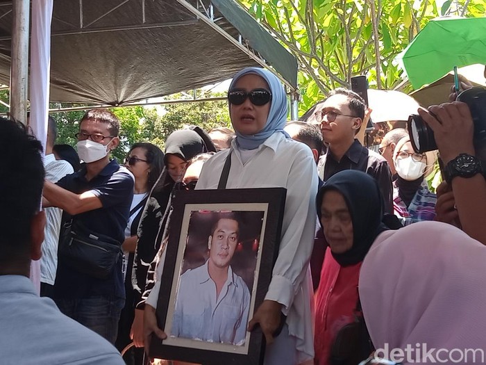 Pemakaman Donny Kesuma
