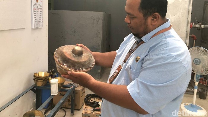 Pembuatan gamelan menggunakan moulding di Workshop Gamelan Balai Pengembangan Teknologi Tepat Guna (BPTTG) DIY, Jogja, Selasa (19/3/2024).